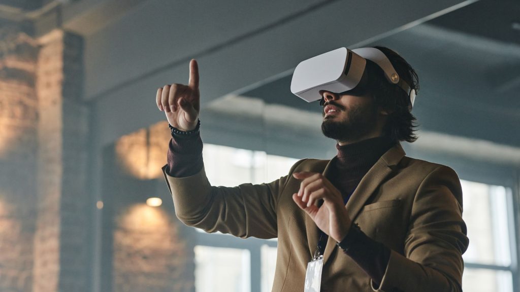 Tecnologie come la realtà aumentata (AR) e la realtà virtuale (VR) stanno guadagnando sempre più attenzione nel campo della pubblicità online.